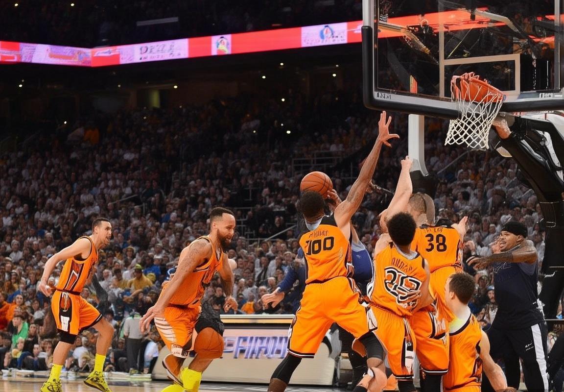 2015年NBA常规赛：勇士逆转灰熊，库里闪耀巩固西部霸主地位(图2)